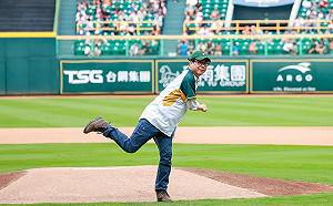 陳其邁擔任開球嘉賓    台鋼雄鷹澄清湖主場開幕戰啄獅