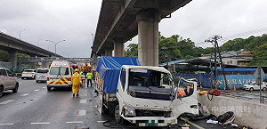 國1內湖段5車追撞　小貨車駕駛傷重不治