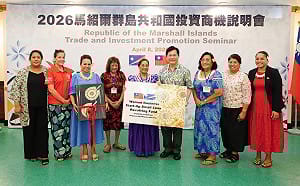 挹注百萬美元助婦女創業 林佳龍與馬紹爾簽署「台馬經濟韌性融資基金意向書」 