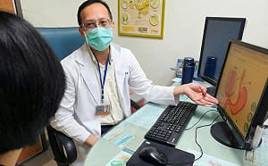 吃東西卡住以為吃太快？醫師警告：恐是「致命疾病」前兆 