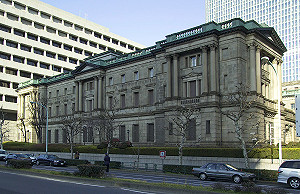 與全球央行背道而馳 日銀堅持印鈔衝高通膨率