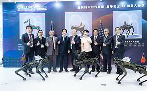 參觀機器狗 賴清德給「國家智慧機器人研究中心」3期許 