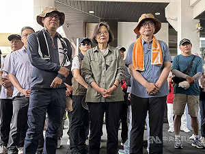 蔡英文訪高雄果嶺公園　同框陳其邁、賴瑞隆健走