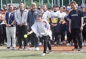 蕭副總統出席企業女壘開幕戰　盼打造友善運動環境