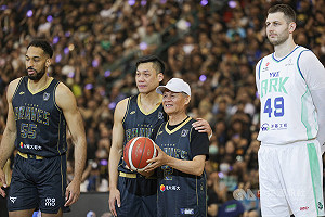 爸爸當開球嘉賓　PLG林志傑眼眶泛淚引退賽拿8分