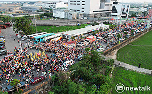 現場直擊》世紀「四媽會」登場！白沙屯媽祖起駕北港進香　大甲鎮瀾宮相會香火沸騰