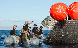 「誠信」抵達！美海軍救援部隊成功回收「阿提米斯2號」太空艙