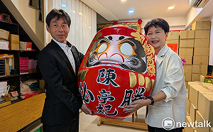 日本高崎市農政團隊贈達摩力挺陳亭妃　深化台日農業與觀光交流