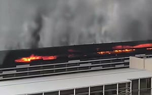 (影) 凌晨大火燒到天亮! 比亞迪深圳廠區陷火海 官方急澄清 : 與電池無關