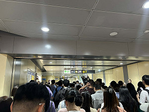 北捷文湖線「觸發警訊」乘客塞爆月台哀號緊急換乘！全線恢復正常