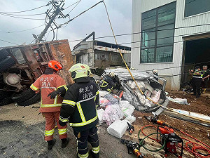新北鶯歌砂石車翻覆釀8車事故　7人送醫意識清醒
