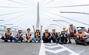 考察亞洲新地標淡江大橋　康裕成借鏡擘劃高雄港灣交通藍圖