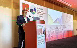 台灣醫療之光！許景琦醫師赴法參加ADI世界大會 國旗飄揚會場