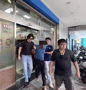 男到台南某銀樓佯裝購金卻搶奪　警高雄逮人送辦