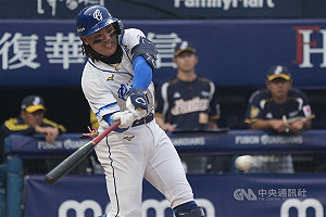 經典賽接賽季疲勞仍維持手感　張育成暫居打擊王