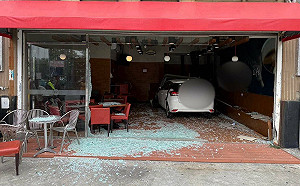 婦人開車衝進咖啡店！客人遭撞傷送醫 肇事原因待查