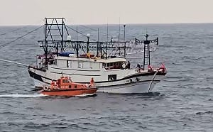 （影）基隆「全漁6」火燒沉沒　海巡擴大搜救失聯船長、6名外籍漁工平安接駁