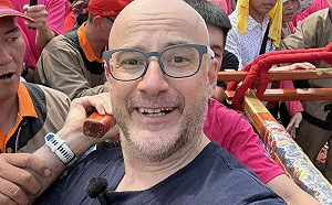 大甲媽祖繞境 藝人吳鳳等2小時完成扛轎！臉書感動發聲　