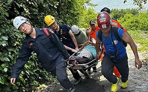 柴山再傳6旬翁阿朗壹礁岩跌傷    警、消、海巡、民間救難隊接力救援  