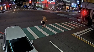 台中男闖紅燈過馬路  警攔查遭辱罵反抗依法送辦