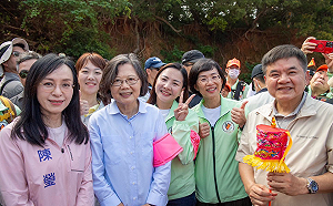 白沙屯媽祖回鑾 蔡英文陪3縣市長參選人成香燈腳：台灣一定能繼續向前 