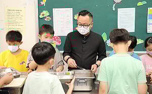 (影)童子瑋考察學生午餐 促市府專注食安監控 勿將民代監督政治化