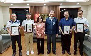 頒獎表彰城市英雄！ 康裕成致敬高市全國模範勞工當選人  