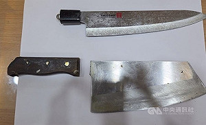 板橋婦人當街揮舞菜刀　新北警辣椒水壓制送醫