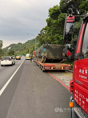 國3載運裝甲車2度出狀況　安坑路段換裝甲車冒煙