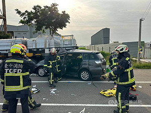 台中龍井轎車撞路旁貨車　駕駛逃逸、乘客1死1傷