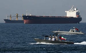 (影) 伊「快速攻擊艇」扣2貨輪還對3船開火! 荷姆茲再封 海底電纜也恐遭破壞