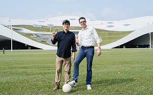 宣傳法國生活節在高雄   陳其邁偕龍燁熱血踢足球