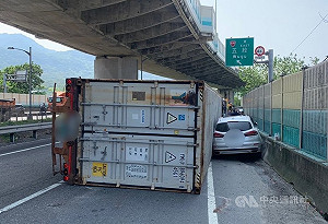 新北貨櫃車翻覆撞路邊違停車　車主買早餐逃過一劫