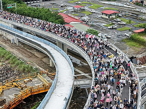 淡江大橋健行湧人潮　綿延隊伍飽覽淡水河口景觀