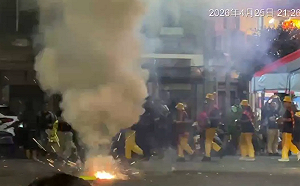 高雄繞境鞭炮狂炸煙霧瀰漫！網：像絕地求生 警方與環保局出手 