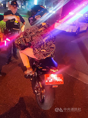 重機騎士誤闖國3南投服務區　拒被拖吊撞警遭逮捕