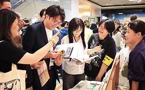 自嘲大I人也破功！沈伯洋逛漫畫節有感：作品讓人停不下來 