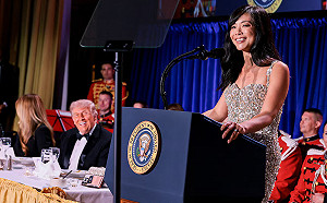 (影) 「她」爆紅了! 白宮記協晚宴槍擊陷大逃命 這記者亂竄撞倒川普成焦點