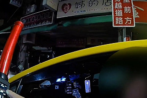 桃園小黃違規遭開單舉發　駕駛情緒失控踹警車究辦