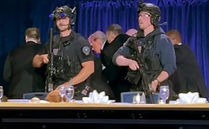 (影) 晚宴槍擊案是自導自演? 兇手為何打赤膊被捕? 網稱海格塞斯「笑容詭異」