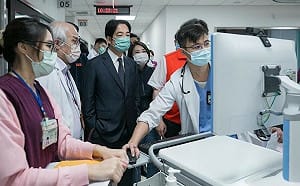 柯文哲夜闖護理站風波未平！蘇一峰翻舊照反酸賴清德 屏東榮總低調親證「這件事」