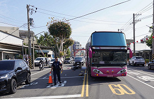 休假騎車疑遭追撞又被遊覽車輾壓　台南女警殞命