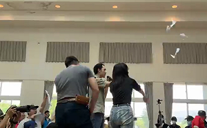 (影)名間焚化爐環評衝突！南投環保局拒農業試驗 茶農怒射紙飛機抗議