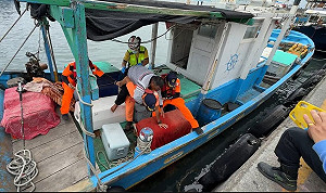 富岡港老船長釣魟魚遭甩尾刺傷腳 忍痛開船回港求援