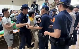(影)名間焚化爐環評爆流血衝突！南投警否認施暴：抗議者自摔與警無關