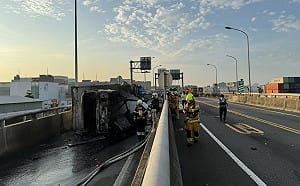 前鎮新生路高架橋死亡車禍    營業大貨車疑碰撞匝道口水泥護欄翻覆起火  