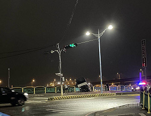 台中大里小貨車自撞 駕駛酒測超標扣車扣牌送辦