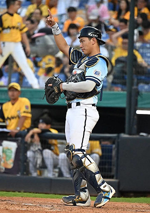 戴培峰專屬席位緊貼的山哲也　吸收更多場上細節