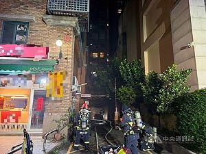 台中男酒駕撞機車拖行起火 棄車遭民眾壓制逮送辦
