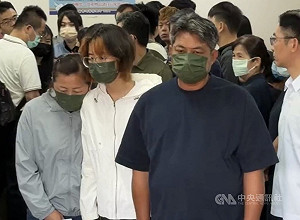 台南女警遭追撞輾壓殞命 涉案女大生靈堂鞠躬後離去
